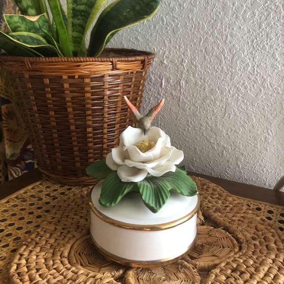 Hummingbird on Gardenia Porcelain Teleflora Music Box - Picture 9 of 11